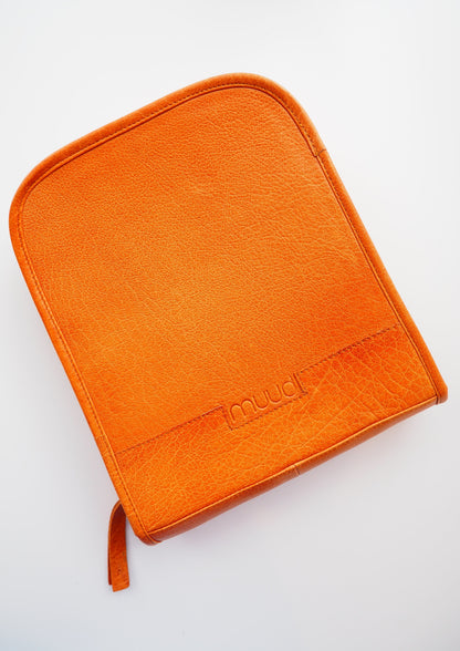 Image showcasing the Muud Voss Circular Needle Case. This handmade leather case from Sweden is designed to organize and protect your circular knitting needles. Experience Swedish craftsmanship and elegance with Muud Voss.