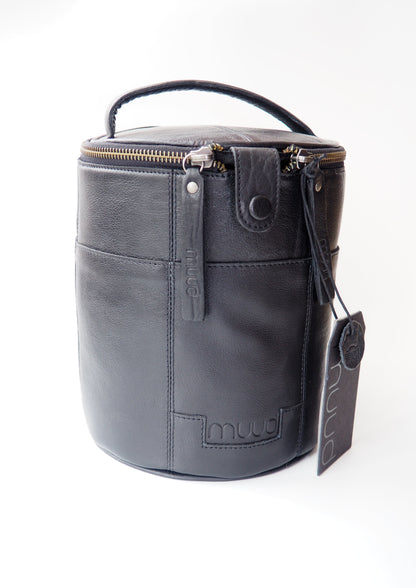 Image: Saturn Leather Bag by muud - Stylish and functional leather bag for knitting and crochet projects. Features practical pockets, yarn threading slits, and premium quality leather. Versatile use as a project or toiletry bag. Height: 20 cm, Diameter: 16 cm.